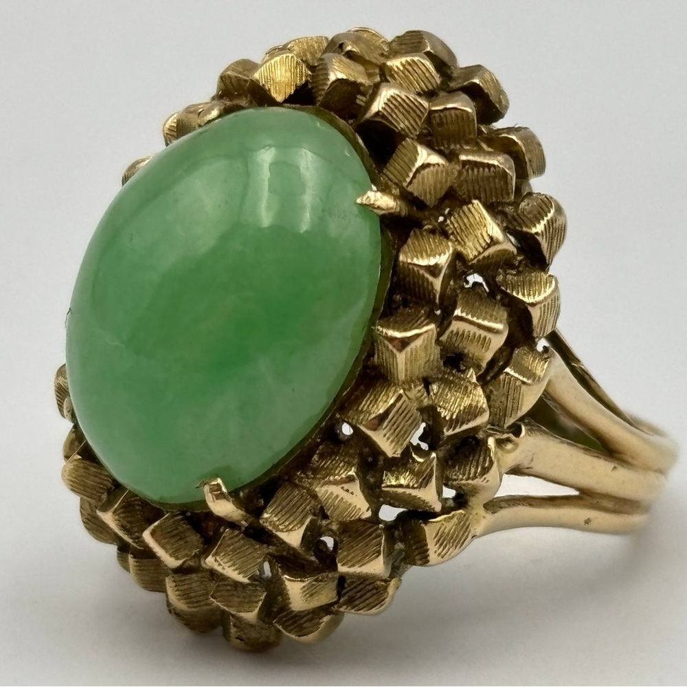 Vintage 18k Gold Ring with Jade Stone